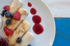 Блинчики заполненные с творогом с berrys Стоковое Изображение Блинчики заполненные с творогом с berrys Стоковое Изображение