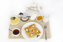 Блинчики с творогом для чая с медом, сметаной и лимоном стоковое изображение Блинчики с творогом для чая с медом, сметаной и лимоном стоковое изображение