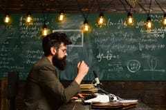 Блоггер Copywriter и человек битника журналиста с бородой и стекла печатают на машинке создавая содержание, писать стоковые фотографии rf Блоггер Copywriter и человек битника журналиста с бородой и стекла печатают на машинке создавая содержание, писать стоковые фотографии rf