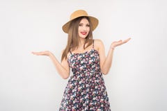 Блондинка в соломенной шляпе и платье стоковая фотография Блондинка в соломенной шляпе и платье стоковая фотография
