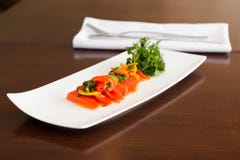Блюдо crudo семг sockeye на белой плите со свежими травами стоковые фотографии rf Блюдо crudo семг sockeye на белой плите со свежими травами стоковые фотографии rf
