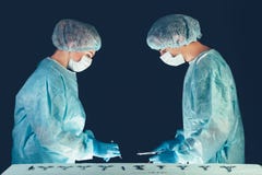 Больница медицинской бригады выполняя деятельность Группа в составе хирург на работе в комнате театра operating Здравоохранение стоковая фотография Больница медицинской бригады выполняя деятельность Группа в составе хирург на работе в комнате театра operating Здравоохранение стоковая фотография