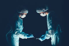 Больница медицинской бригады выполняя деятельность Группа в составе хирург на работе в комнате театра operating Здравоохранение стоковые изображения Больница медицинской бригады выполняя деятельность Группа в составе хирург на работе в комнате театра operating Здравоохранение стоковые изображения