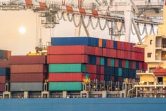 Большая гавань вытягивает шею контейнеры загрузки в кораблях с сценой захода солнца стоковое фото rf Большая гавань вытягивает шею контейнеры загрузки в кораблях с сценой захода солнца стоковое фото rf