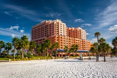Большие гостиница и пальмы на пляже в Clearwater приставают к берегу, Flo стоковые изображения Большие гостиница и пальмы на пляже в Clearwater приставают к берегу, Flo стоковые изображения