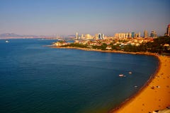 Большой взгляд голубого моря, побережья скручиваемости, золотого пляжа и зданий города стоковое изображение rf Большой взгляд голубого моря, побережья скручиваемости, золотого пляжа и зданий города стоковое изображение rf