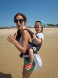 Большой палец руки петь вверх по матери и младенцу в рюкзаке стоковое изображение rf Большой палец руки петь вверх по матери и младенцу в рюкзаке стоковое изображение rf