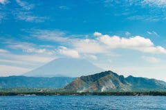 Большой подъем вулкана над островом и морем Стоковое Фото Большой подъем вулкана над островом и морем Стоковое Фото