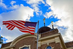 Бог благословляет флаг Америки американский и steeple церков стоковое изображение rf Бог благословляет флаг Америки американский и steeple церков стоковое изображение rf