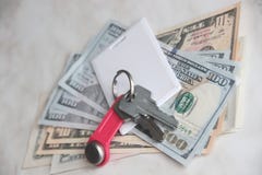 Богатство и riches представили деньгами и ключами наличных денег ключи квартиры долларов ключ обменом работы риэлтора концепции н стоковые изображения Богатство и riches представили деньгами и ключами наличных денег ключи квартиры долларов ключ обменом работы риэлтора концепции н стоковые изображения