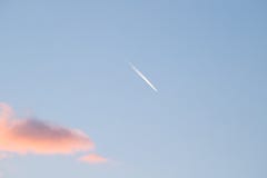 Бодрствование самолета на заходе солнца r стоковое изображение rf Бодрствование самолета на заходе солнца r стоковое изображение rf