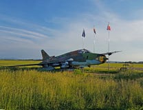 Боец военного самолета на травянистом авиаполе Высокие технологии воинской индустрии Romance воинской специальности закрыто стоковое изображение Боец военного самолета на травянистом авиаполе Высокие технологии воинской индустрии Romance воинской специальности закрыто стоковое изображение