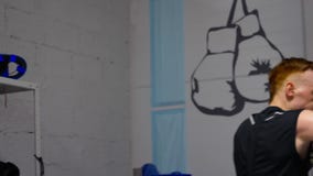 2 бойца тренируют удары с руками и ногами стоя на ringside акции видеоматериалы 2 бойца тренируют удары с руками и ногами стоя на ringside акции видеоматериалы