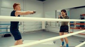 Бойцы греют перед тренировкой на ringside в спортзале Концепция профессионального спорта видеоматериал Бойцы греют перед тренировкой на ringside в спортзале Концепция профессионального спорта видеоматериал