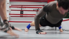 Бойцы делают нажимают поднимают с хлопами на поле на тренировке на ringside сток-видео Бойцы делают нажимают поднимают с хлопами на поле на тренировке на ringside сток-видео
