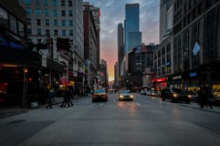 Более низкое движение Манхэттена на заходе солнца в NYC, США стоковое фото Более низкое движение Манхэттена на заходе солнца в NYC, США стоковое фото