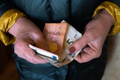 Более старая старшая женщина держит банкноты ЕВРО - восточные - европейская пенсия зарплаты стоковое изображение rf Более старая старшая женщина держит банкноты ЕВРО - восточные - европейская пенсия зарплаты стоковое изображение rf