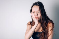 Боль зуба, зубоврачевание Красивая молодая женщина страдая от ужасной сильной боли зубов, касающая щека с рукой стоковое изображение Боль зуба, зубоврачевание Красивая молодая женщина страдая от ужасной сильной боли зубов, касающая щека с рукой стоковое изображение