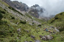 Большая группа в составе hikers в горных вершинах allgaeu около Оберстдорфа на пасмурный день Стоковое фото RF Большая группа в составе hikers в горных вершинах allgaeu около Оберстдорфа на пасмурный день Стоковое фото RF