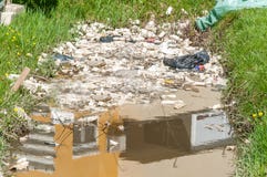 Большая куча отброса и старья в речной воде загрязняя природу с сором стоковая фотография Большая куча отброса и старья в речной воде загрязняя природу с сором стоковая фотография