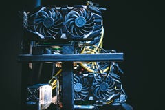 Большая машина ИТ с вентиляторами Ферма минирования Bitcoin стоковые изображения Большая машина ИТ с вентиляторами Ферма минирования Bitcoin стоковые изображения