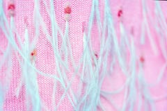 Большая нежность связала розовый шарф кашемира украшенный с sequins и голубыми пер страуса Обруч стильного чувствительного handma стоковые изображения Большая нежность связала розовый шарф кашемира украшенный с sequins и голубыми пер страуса Обруч стильного чувствительного handma стоковые изображения