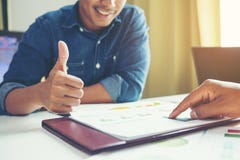большая работа Работник в офисе после документа и enco обзора стоковая фотография большая работа Работник в офисе после документа и enco обзора стоковая фотография