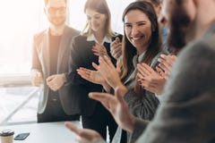 Большая работа! Успешная команда дела хлопает их руки в современном рабочем месте, празднуя представление нового продукта стоковые изображения rf Большая работа! Успешная команда дела хлопает их руки в современном рабочем месте, празднуя представление нового продукта стоковые изображения rf