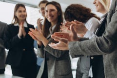 Большая работа! Успешная команда дела хлопает их руки в современном рабочем месте, празднуя представление нового продукта стоковые изображения Большая работа! Успешная команда дела хлопает их руки в современном рабочем месте, празднуя представление нового продукта стоковые изображения