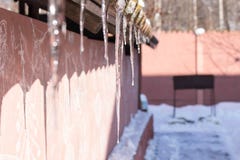 Большая сосулька на крыше Фокус зимнего дня селективный стоковые изображения rf Большая сосулька на крыше Фокус зимнего дня селективный стоковые изображения rf