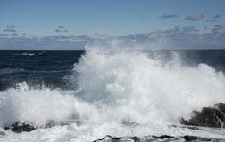 Большие и сильные волны в Чёрном море стоковые фотографии rf Большие и сильные волны в Чёрном море стоковые фотографии rf