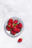 Большие свежие клубники на светлом - серая предпосылка стоковая фотография Большие свежие клубники на светлом - серая предпосылка стоковая фотография