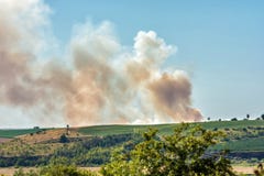 Больший огонь поля над холмами сельского региона стоковые фото Больший огонь поля над холмами сельского региона стоковые фото