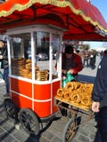 Большинств известное турецкое simit плюшки продавая на улице стоковые фотографии rf Большинств известное турецкое simit плюшки продавая на улице стоковые фотографии rf