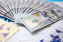 Большое количество валюты США на финансовых диаграммах статистики стоковая фотография Большое количество валюты США на финансовых диаграммах статистики стоковая фотография