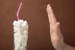 Большое количество сахара в carbonated напитках Отказ от чрезмерного потребления сахара стоковые фотографии rf Большое количество сахара в carbonated напитках Отказ от чрезмерного потребления сахара стоковые фотографии rf