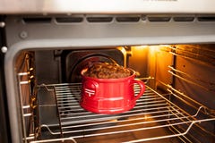 Большое сочное румяное mugcake в красной кружке сваренной в печи Варить и реализм рецептов пирожного стоковые изображения rf Большое сочное румяное mugcake в красной кружке сваренной в печи Варить и реализм рецептов пирожного стоковые изображения rf
