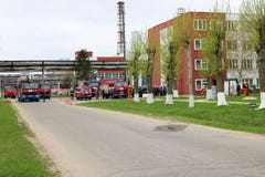Большое спасательное средство красного огня, тележка для того чтобы потушить огонь и пожарные мужчины подготовлены для работы на стоковое изображение Большое спасательное средство красного огня, тележка для того чтобы потушить огонь и пожарные мужчины подготовлены для работы на стоковое изображение