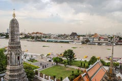 Большой дворец и река Chao Phaya с верхней части виска Wat Arun в Бангкоке, Таиланде стоковая фотография rf Большой дворец и река Chao Phaya с верхней части виска Wat Arun в Бангкоке, Таиланде стоковая фотография rf