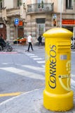 Большой желтый почтовый ящик на crossways в столице Каталонии Барселона, Испания - 5-ое мая 2016 стоковая фотография Большой желтый почтовый ящик на crossways в столице Каталонии Барселона, Испания - 5-ое мая 2016 стоковая фотография