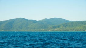 Большой зеленый остров с темносиним темным морем в острове jawa karimun стоковое изображение rf Большой зеленый остров с темносиним темным морем в острове jawa karimun стоковое изображение rf