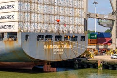 Большой контейнеровоз моря состыковал в контейнерном терминале r стоковые фото Большой контейнеровоз моря состыковал в контейнерном терминале r стоковые фото