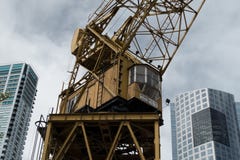 Большой кран между небоскребами стоковая фотография rf Большой кран между небоскребами стоковая фотография rf