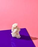 Большой минеральный естественный кристалл соли на предпосылке duotine розов-фиолетовой с тенями стоковое фото rf Большой минеральный естественный кристалл соли на предпосылке duotine розов-фиолетовой с тенями стоковое фото rf