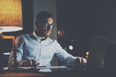 Бородатый элегантный сотрудник в eyeglasses работая на офисе на ноче использование человека компьтер-книжки Горизонтальный, влиян Стоковые Изображения Бородатый элегантный сотрудник в eyeglasses работая на офисе на ноче использование человека компьтер-книжки Горизонтальный, влиян Стоковые Изображения