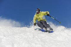 Бородатый лыжник бежать вниз с наклона горы в курорт Gudauri, Georgia стоковое изображение Бородатый лыжник бежать вниз с наклона горы в курорт Gudauri, Georgia стоковое изображение