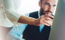 Бородатый молодой бизнесмен работая на офисе Смотреть человека директора думая в компьютере монитора Встречать менеджеров Идея, м стоковые фотографии rf Бородатый молодой бизнесмен работая на офисе Смотреть человека директора думая в компьютере монитора Встречать менеджеров Идея, м стоковые фотографии rf
