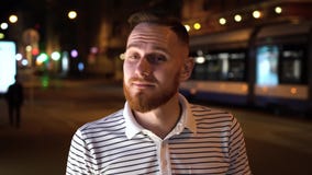 Бородатый человек в striped улице футболки поло вечером выглядит правым чем вверх сток-видео Бородатый человек в striped улице футболки поло вечером выглядит правым чем вверх сток-видео