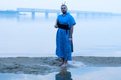 Бородатый человек в голубой книге удерживания кимоно на речном береге в тумане и смотреть камеру стоковое изображение Бородатый человек в голубой книге удерживания кимоно на речном береге в тумане и смотреть камеру стоковое изображение