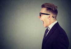 Бортовой портрет профиля сердитого молодого бизнесмена кричащего стоковая фотография rf Бортовой портрет профиля сердитого молодого бизнесмена кричащего стоковая фотография rf